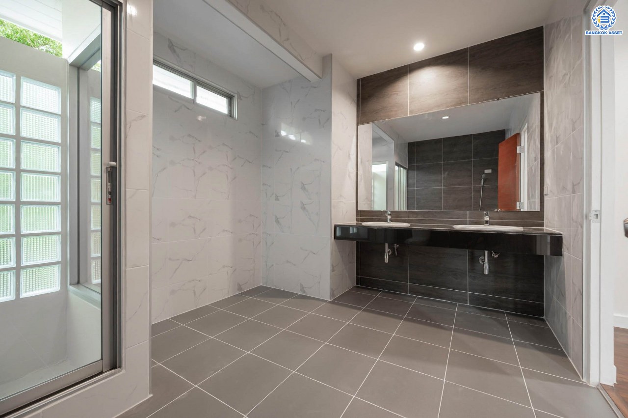 บ้านมือสองตกแต่งใหม่ โครงการ ปารวีร์ เพชรเกษม63 เนื้อที่ 82.4 ตร.ว. ฟังก์ชัน 3 ห้องนอน 4 ห้องน้ำ 1 ห้องแม่บ้าน 2 ที่จอดรถ บนพื้นที่ใช้สอย 244.52 ตร.ม. ทำเลศักยภาพ เชื่อมต่อหลายเส้นทาง ใกล้เดอะมอลล์บางแค จุดขึ้นทางด่วน "พระราม2" และรถไฟฟ้าสายสีน้ำเงิน "สถานีหลักสอง"